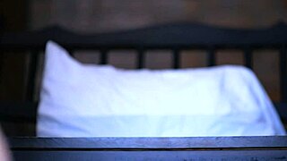 el estudiante y la madrastra intercambiaron miradas furtivas en casa