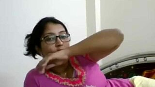 Hej, poglej to pakistansko punco, ki se sleče na spletni kameri!