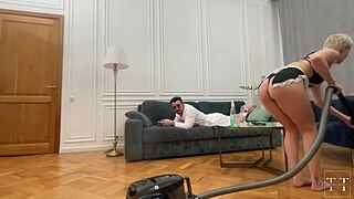 Blonde Nachbarin wird geleckt und creampied auf dem Sofa