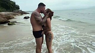 Encontrei com uma gostosa na praia e fodemos ali mesmo.