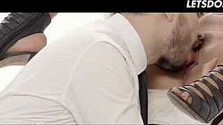 Hej bejbi, čuti mojo tesno muco raztegnjeno na široko!