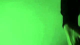 Anarchia orrore e porno - la spia in doccia e poi sborra e piscia segandosi nella sua camera da letto con un cazzo enorme.