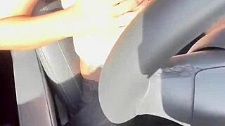 No tránsito pelada masturbating to orgasm outdoors