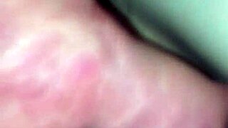 Estoy follando el coño de mi novia duro con un dildo travieso