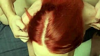 Kehonrakentaja nuolee kyrpää kotitekoisessa kolmikossa siemensuihkulla