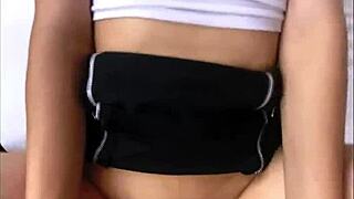 Petite Tetona Recibe Golpes de Misionero