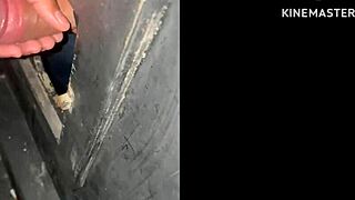 Esposa Chupando Vários na Cabine do Carícias com Amigos