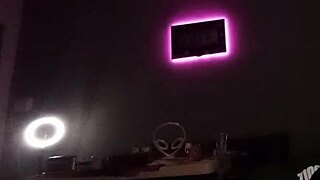 Dejan sola a mi hermanastra y me la termino follando