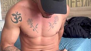 Masturbating to a delicious cumshot, sexy bodybuilder