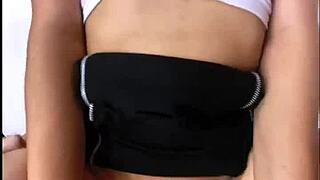 Petite Tetona Recibe Golpes de Misionero