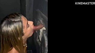 Esposa Chupando Vários na Cabine do Carícias com Amigos