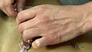 Mlada brineta lepotica zavodi polubrata u krevetu