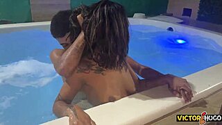 Vendedor De Rede Fodendo Com Cliente Na Piscina