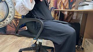 امرأة عربية متحمسة جداً تشاهد إباحية وتلمس نفسها