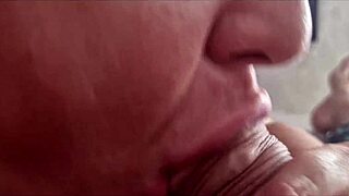 me aburria la tele le doy el movil y le digo que me grabe mientras se la chupo