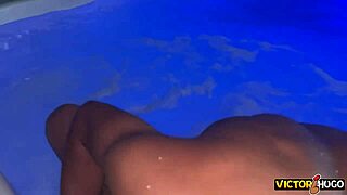 Vendedor De Rede Fodendo Com Cliente Na Piscina