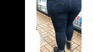 Big booty nalgona shakes ass