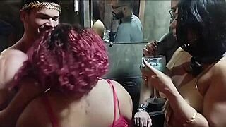 dei gostoso pro marido dotado da minha amiga que era muito gostoso e tomei toda a porra do pauzudo na frente dela