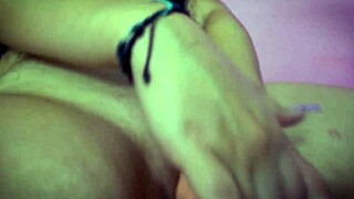 Gadis Seksi Masturbasi Dengan Dildo Untuk Pussy Basah