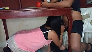 Amante oculta chupa polla debajo de la mesa