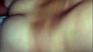 Удата Карина јебе два млада момка без кондома