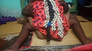 Indisk tante får varm close-up knep med stedkæreste i soveværelse