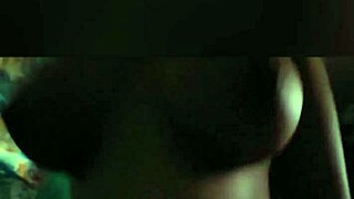 tetas grandes naturales cabalgando vaquera para no escuchar vecinos