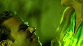 סקס בחוץ עם חברה בלונדינית חרמנית בסטריפטיז של סרטי בלו רטרו