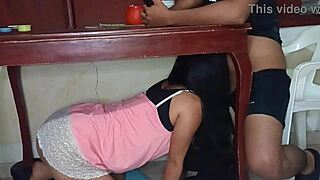Amante oculta chupa polla debajo de la mesa