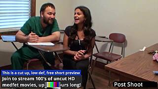 Yesenia Sparkles doktor tarafından orgazm olmaya zorlanıyor