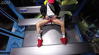 Tranny se saca la verga en el cablebus exhibit