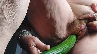 Oma Neukt Oude Harige Kut Met Komkommer