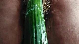 Oma Neukt Oude Harige Kut Met Komkommer