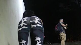 Dostala oheň do píči a ukázala v tunelu řidičům