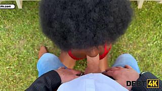 Vakker brunette med store pupper tar hard kuk utendørs