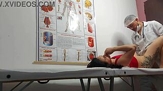 ginecologista enfia dedo no cu e fode paciente 😈