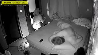 Zrela žena jebe na gloryhole-u