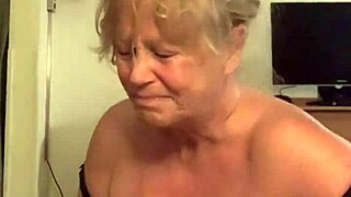 Hoe handelt oma die grote zwarte lul gezicht af?