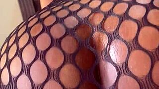 Watch this petite bubble butt ride!