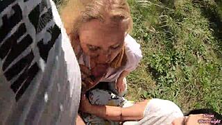 Dohányzó kurvák farkat szopnak és nyelnek le outdoors