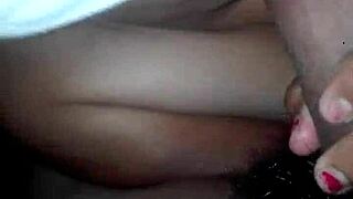 Esposa con ojos vendados mamando en masaje oral