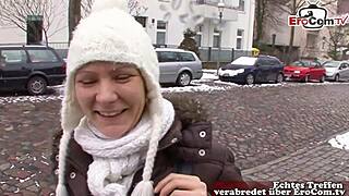 Mršava brineta ubedjena za seks casting na ulici.