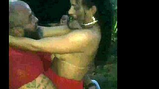 Lene deu a buceta na praça para estranhos e deixou gozar dentro e tomou a porra farta do negrão que a comeu até a última gota