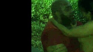 Lene deu a buceta na praça para estranhos e deixou gozar dentro e tomou a porra farta do negrão que a comeu até a última gota