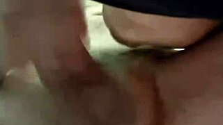 Teresa jones mi fa un pompino seduta sul gabinetto