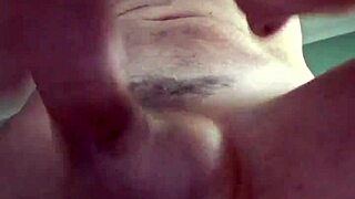 Teresa jones mi fa un pompino seduta sul gabinetto