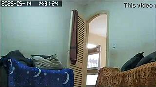 CAMERA ESCONDIDA FLAGRA EMPREGADA PELADA COM GRANDE BUCETA!