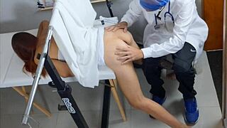 o barato saiu caro novinha foi ao ginecologista e doutor fudeu sua bucetinha