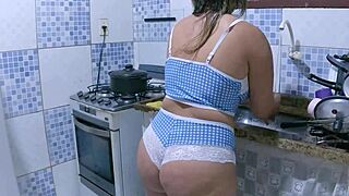 I caught this big-ass Latina cooking in the kitchen, leading to an amateur encounter.