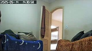 CAMERA ESCONDIDA FLAGRA EMPREGADA PELADA COM GRANDE BUCETA!